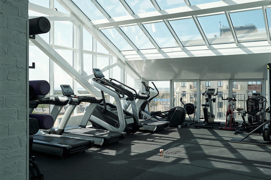 Interior de gimnasio con equipamiento deportivo