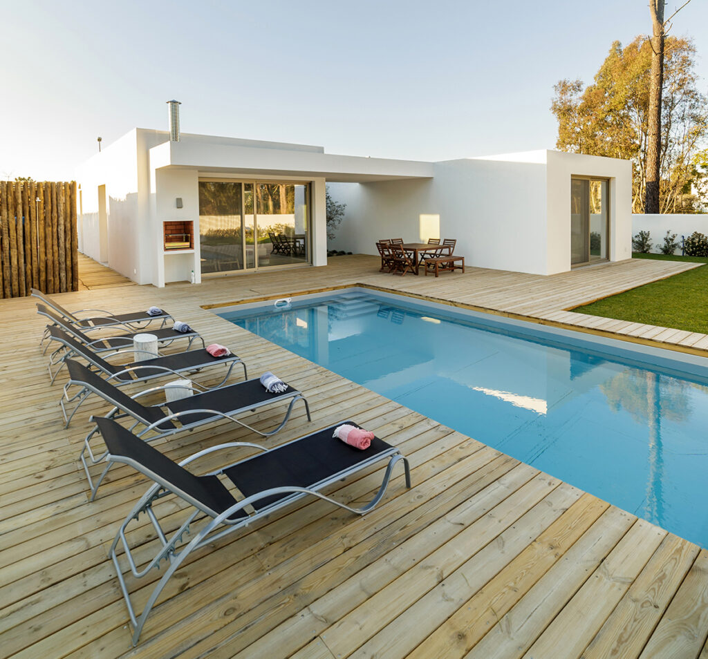 Vivienda moderna con piscina y terraza de madera