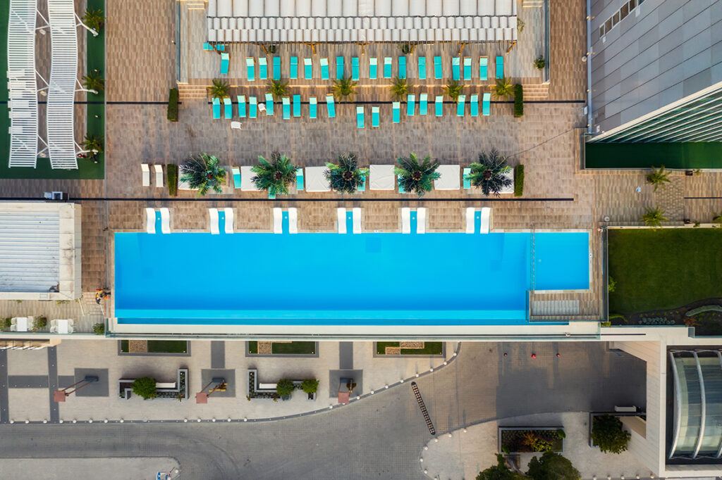 Piscina y zona de descanso