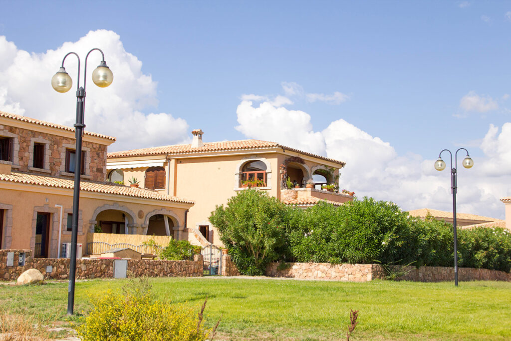 Viviendas mediterráneas con porches y jardines