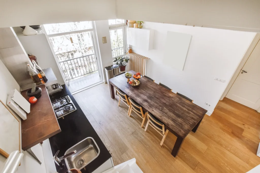 Cocina y comedor de una vivienda luminosa